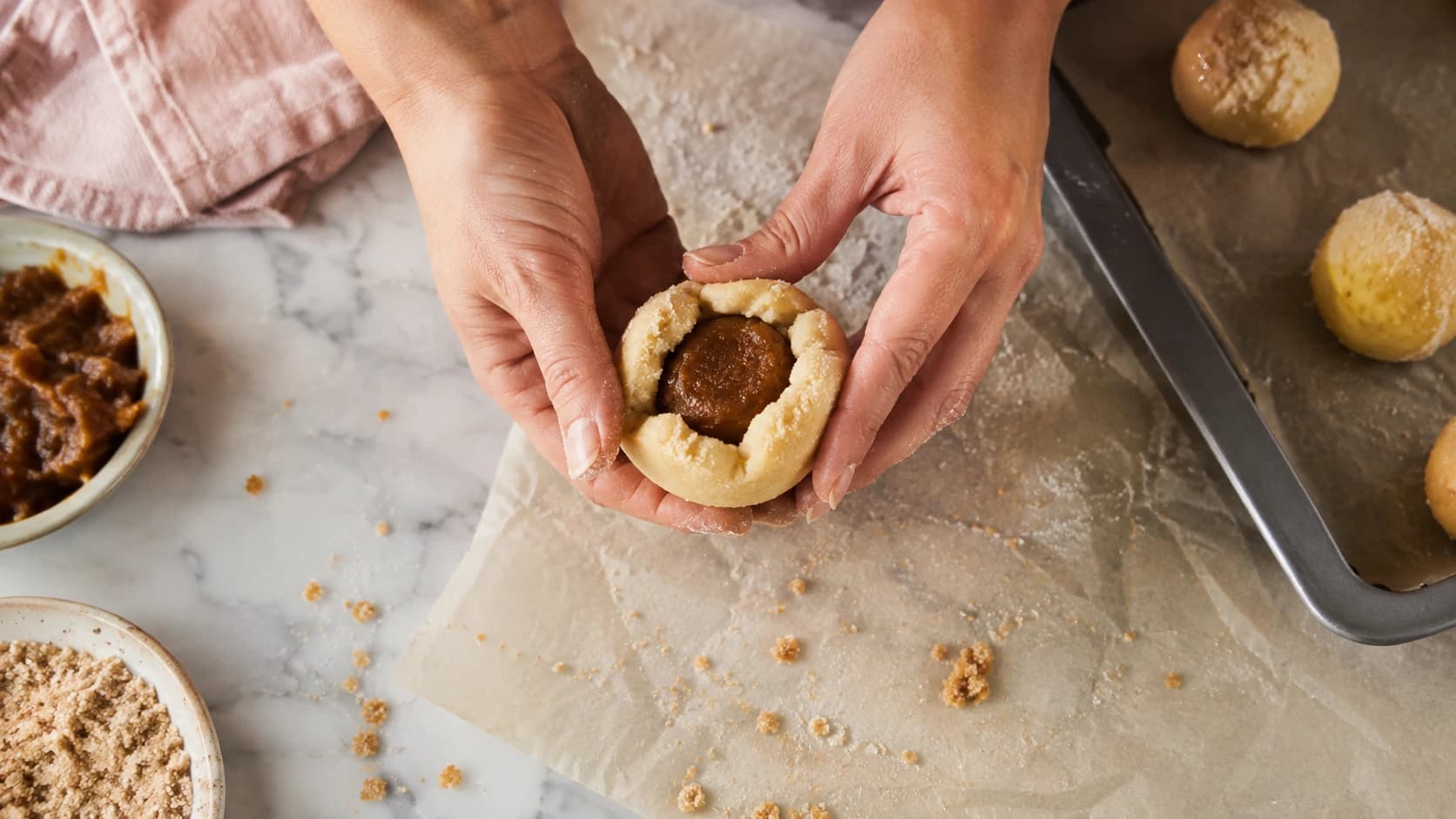 Façonnage van gevulde speculoos koekjes met bevroren vulling