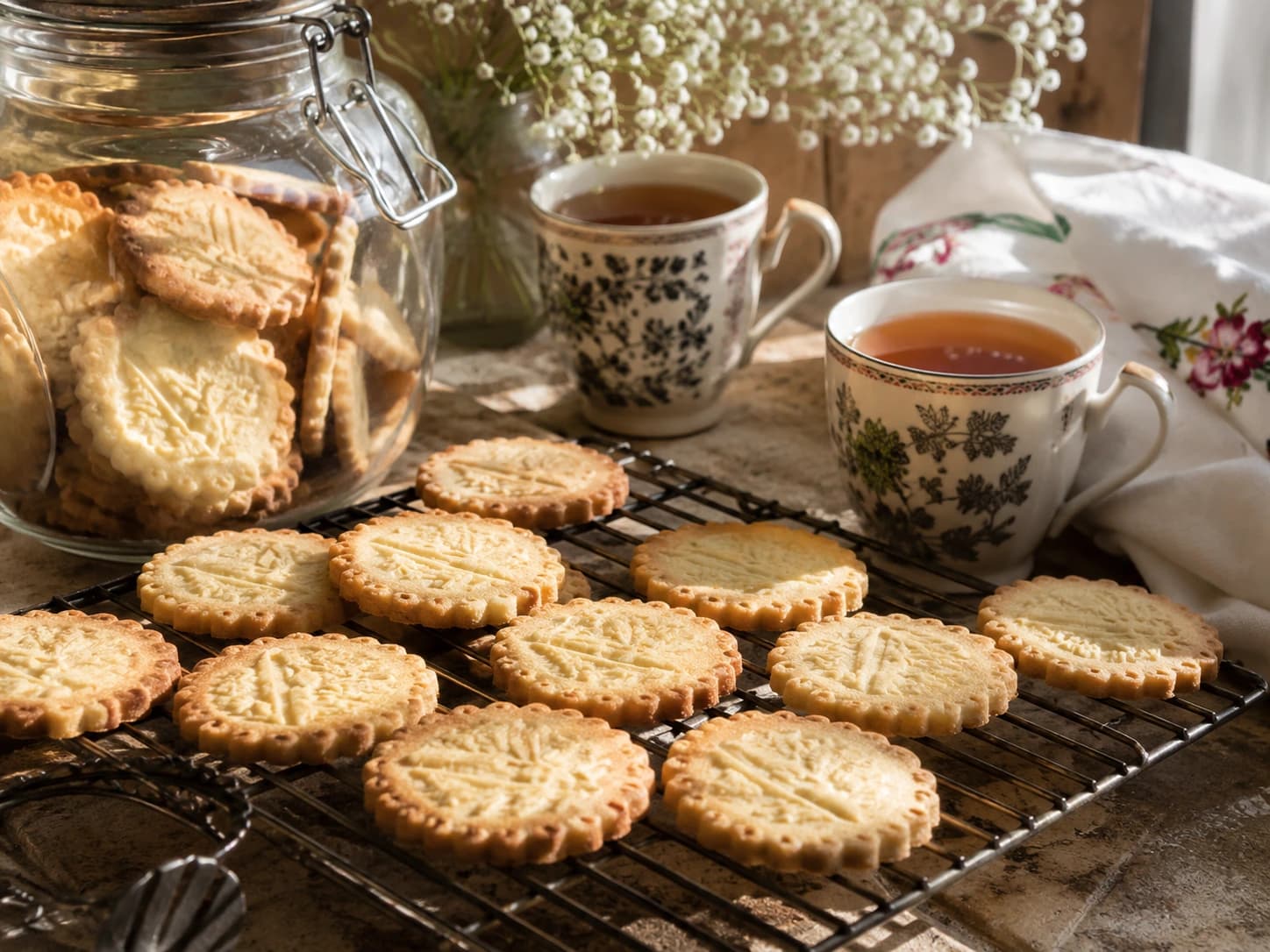 Gebakken zandkoekjes goudbruin op een afkoelrooster