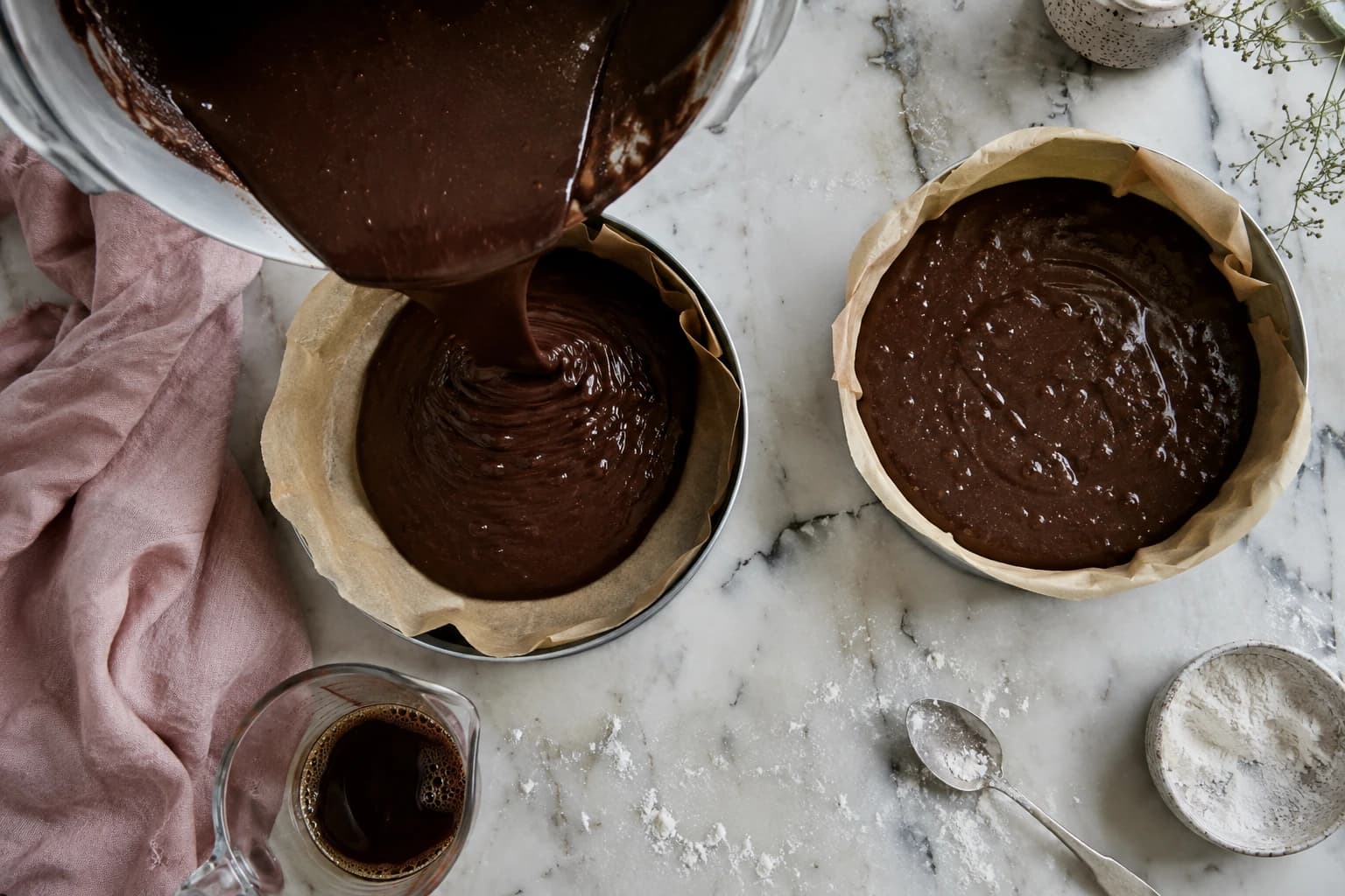 Chocoladetaart beslag maken met koffie en karnemelk