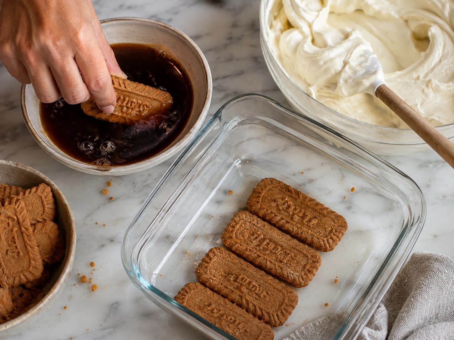 Dopen van Biscoff koekjes in koffie